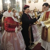 Starożywieccy mieszczanie z Zarzecza wniesli relikwie św. Jana Pawła II do kościoła