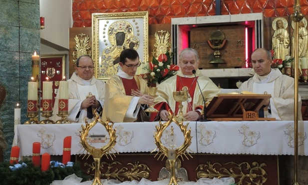 Bp Tadeusz Rakoczy przewodniczył Mszy św. na powitanie znaków miłosierdzia w Zarzeczu