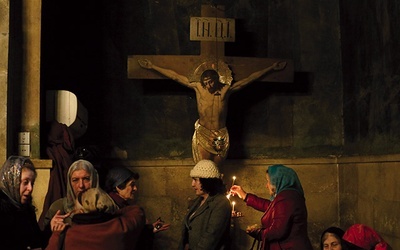  1.12.2015. Tibilisi, Gruzja. Gruzińscy wierni prawosławni podczas nabożeństwa w katedrze. 