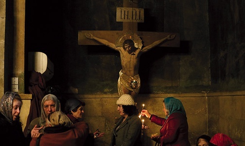  1.12.2015. Tibilisi, Gruzja. Gruzińscy wierni prawosławni podczas nabożeństwa w katedrze. 