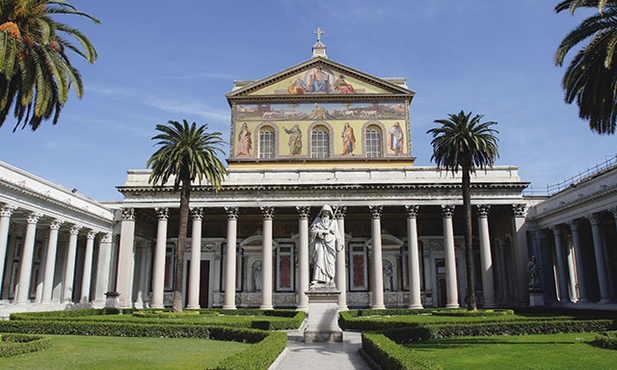 Podczas tegorocznego Adwentu w każdą niedzielę zatrzymujemy się przed jedną z bazylik, aby duchowo przejść przez jej Święte Drzwi i odczytać ich znaczenie w Roku Miłosierdzia. Za nami już bazyliki watykańska i na Lateranie. Dziś pora na św. Pawła za Murami. 