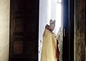 Drzwi Święte są symbolem Roku Jubileuszowego oraz łaski okolicznościowego odpustu.  Na zdjęciu papież Jan Paweł II zamyka Święte Drzwi na zakończenie Wielkiego Jubileuszu Roku 2000. 8 grudnia br. papież Franciszek ponownie je otworzy 