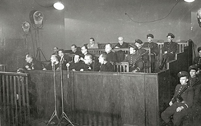 Wojskowy Sąd Rejonowy w Krakowie, 21.01.1953 roku. Pokazowy proces czterech księży i trzech osób świeckich, oskarżonych bezpodstawnie o szpiegostwo