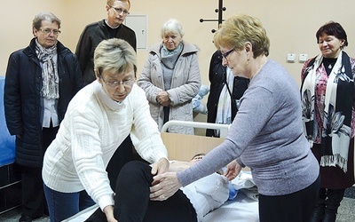 Pielęgniarki wolontariuszki Józefa Staroń i Barbara Garus poprowadziły warsztaty opieki nad chorym w ramach dnia otwartego w Hospicjum  św. Kamila 