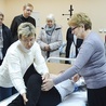 Pielęgniarki wolontariuszki Józefa Staroń i Barbara Garus poprowadziły warsztaty opieki nad chorym w ramach dnia otwartego w Hospicjum  św. Kamila 