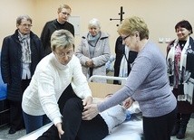 Pielęgniarki wolontariuszki Józefa Staroń i Barbara Garus poprowadziły warsztaty opieki nad chorym w ramach dnia otwartego w Hospicjum  św. Kamila 