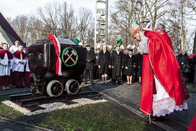 Po uroczystości barbórkowej  w Zabrzu bp Jan Kopiec odsłonił pomnik pamięci górników obok kościoła  pw. Krzyża Świętego