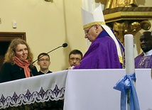 Magdalena Fiec przyjmuje krzyż misyjny z rąk bp. Jana Kopca