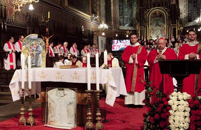 Po odczytaniu aktu beatyfikacji (Msza celebrowana w Peru była do tego momentu transmitowana w krakowskiej bazylice) odsłonięto znajdujące się przy ołtarzu relikwie – zakrwawioną koszulę  o. Michała Tomaszka OFM Conv