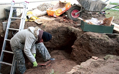  Archeolog Monika Kamińska odkrywa szczątki ludzkie przy katedrze