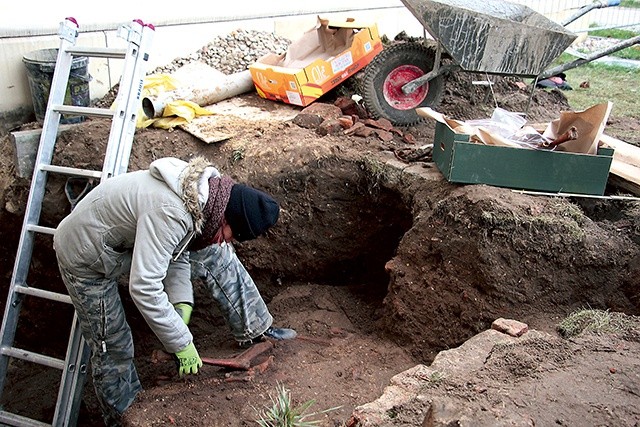  Archeolog Monika Kamińska odkrywa szczątki ludzkie przy katedrze