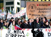 „Taka nasza wola – my nie chcemy do Opola!” – skandowali mieszkańcy podczas manifestacji