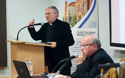 Ks. prof. Jerzy Myszor (z lewej) i prowadzący sesję ks. prof. Franciszek Wolnik