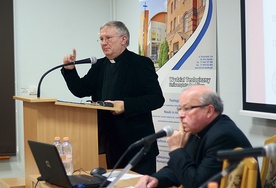 Ks. prof. Jerzy Myszor (z lewej) i prowadzący sesję ks. prof. Franciszek Wolnik