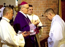 Arcybiskup wręczył krzyże nowym akolitom