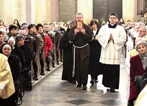 Przedstawiciele zakonów niosą w procesji do ołtarza księgę uchwał  43. Synodu Diecezji Płockiej