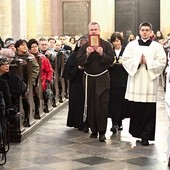 Przedstawiciele zakonów niosą w procesji do ołtarza księgę uchwał  43. Synodu Diecezji Płockiej