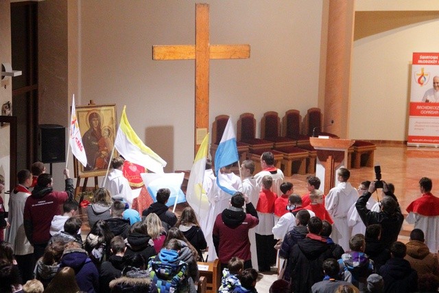 Licznie zgromadzona młodzież towarzyszyła wprowadzeniu symboli ŚDM do kościoła św. Antoniego w Redzie