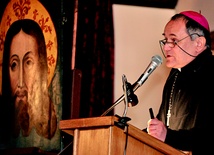  Biskup Michał Janocha omawia historię Świętego Oblicza