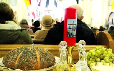 Wśród darów ołtarza była czerwona, symbolizująca męczeństwo świeca z wizerunkiem błogosławionych franciszkanów