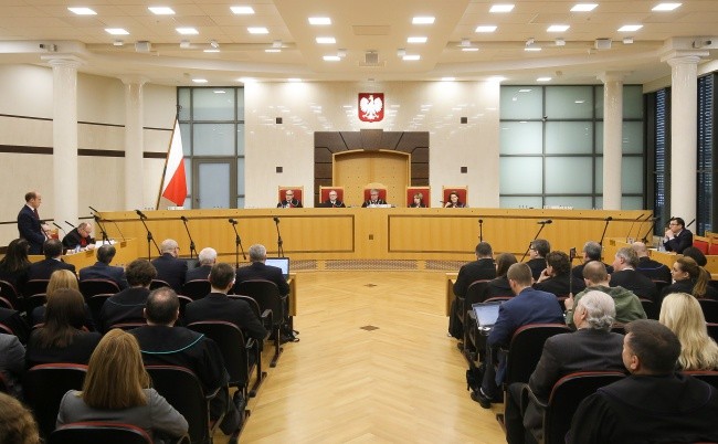 Nowela ustawy o TK częściowo niekonstytucyjna