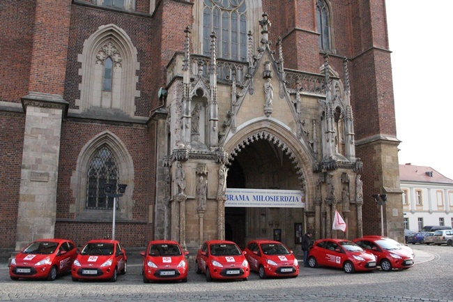 Poświęcenie nowych samochodów Caritas