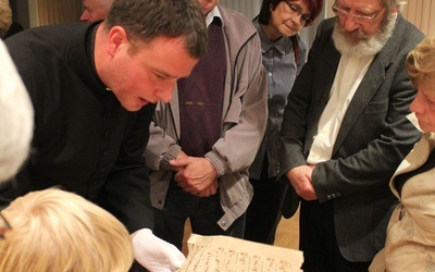 Ks. Grzegorz Klaja (z lewej) poprowadzi kolejne spotkanie muzealne - tym razem poświęcone św. Barbarze