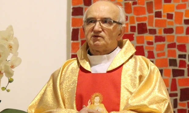 Proboszcz ks. kan. Zygmunt Bernat podziękował bp. Rakoczemu za przewodniczenie powitalnej Eucharystii