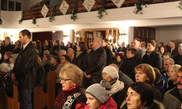 Na powitanie i adorację przybyli liczni parafianie z Oczkowa