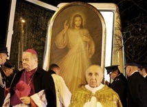 Pierwsi powitali obraz Jezusa Miłosiernego bp Tadeusz Rakoczy i ks. kan. Kazimierz Buba
