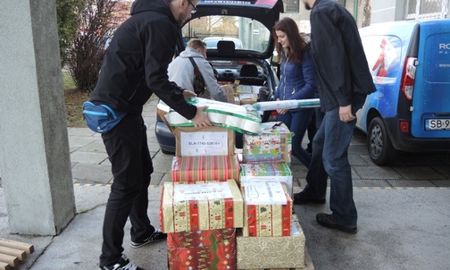 Wolontariusze "Szlachetnej Paczki" pakują do samochodów prezenty dla najbardziej potrzenujących rodzin