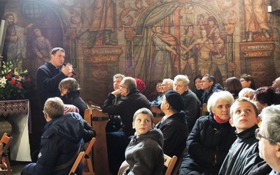 Ks. Grzegorz Klaja mówił o życiorysie św. Barbary i wyjaśniał tematykę polichromii przedstawiającej jej życie i męczeństwo