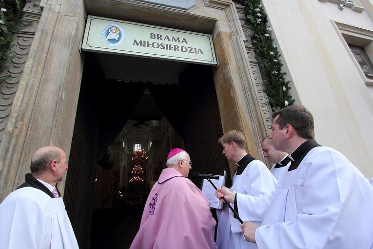 Otwarcie Bramy Miłosierdzia w bazylice katedralnej w Łowiczu