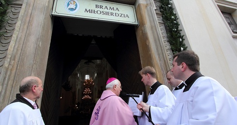 Otwarcie Bramy Miłosierdzia w bazylice katedralnej w Łowiczu