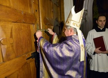 Bramę Miłosierdzia w radomskiej katedrze otworzył bp Henryk Tomasik