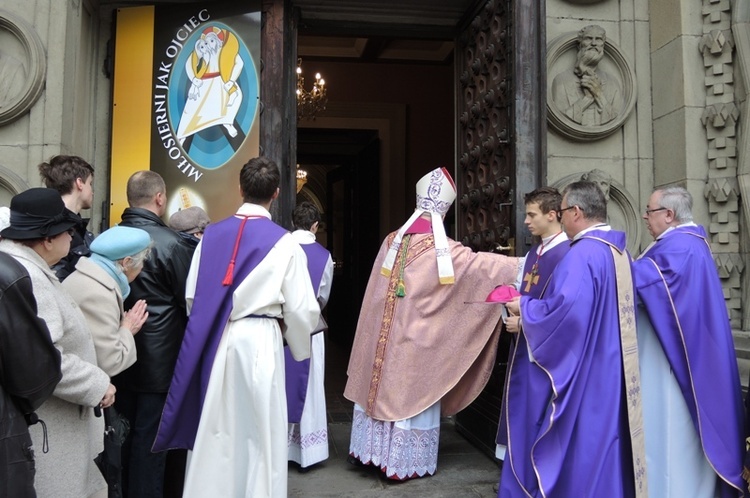 Bp Piotr Grger otwiera Bramę Miłosierdzia w bielskiej katedrze
