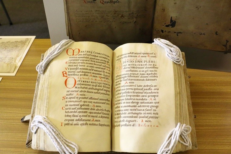 Zakonserwowano cenne księgi