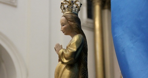 Figura Matki Bożej w kościele seminaryjnym w Warszawie