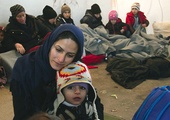  8.12.2015.Serbia. Imigranci z Syrii, Iraku i Afganistanu czekają na rejestrację w obozie na granicy z Bułgarią. 