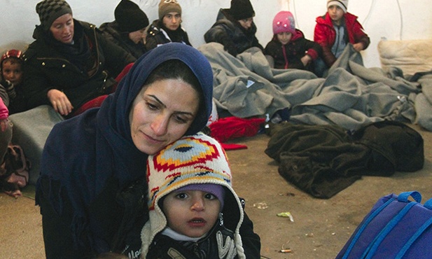  8.12.2015.Serbia. Imigranci z Syrii, Iraku i Afganistanu czekają na rejestrację w obozie na granicy z Bułgarią. 