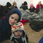  8.12.2015.Serbia. Imigranci z Syrii, Iraku i Afganistanu czekają na rejestrację w obozie na granicy z Bułgarią. 