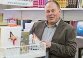właściciel hurtowni książek katolickich i wydawnictwa Emmanuel, mąż Teresy,  tata Jakuba, Marysi i Franka 