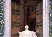  8.12.2015. Watykan. Papież Franciszek otwiera Drzwi Święte w bazylice św. Piotra, inaugurując Jubileusz Miłosierdzia
