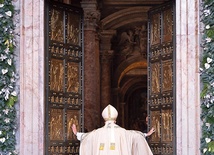  8.12.2015. Watykan. Papież Franciszek otwiera Drzwi Święte w bazylice św. Piotra, inaugurując Jubileusz Miłosierdzia
