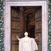  8.12.2015. Watykan. Papież Franciszek otwiera Drzwi Święte w bazylice św. Piotra, inaugurując Jubileusz Miłosierdzia