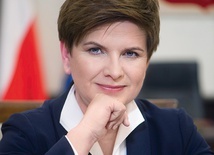 Beata Szydło jest premierem obecnego rządu stworzonego przez PiS. Jest też wiceprezesem tego ugrupowania. Przez 7 lat była burmistrzem gminy Brzeszcze. Przez trzy ostatnie kadencje Sejmu była posłem z ramienia PiS. Ma męża i dwóch synów, z których jeden studiuje w seminarium duchownym.