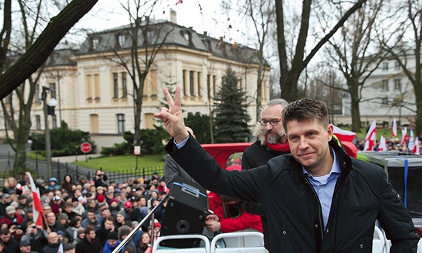 Założyciel KOD Mateusz Kijowski (z tyłu) i lider Nowoczesnej Ryszard Petru podczas demonstracji zorganizowanej przez KOD 12 grudnia w Warszawie