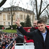 Założyciel KOD Mateusz Kijowski (z tyłu) i lider Nowoczesnej Ryszard Petru podczas demonstracji zorganizowanej przez KOD 12 grudnia w Warszawie