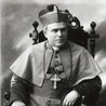 Sługa Boży abp Jan Cieplak, metropolita mohylewski,  był pierwszym biskupem  skazanym przez komunistów na karę śmierci. Jego proces beatyfikacyjny, ropoczęty  w Rzymie w 1952 roku,  nadal czeka na zakończenie 