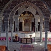 Wnętrze ormiańskiego kościoła  św. Grzegorza w Diyarbakir w tureckim Kurdystanie, jednej z największych ormiańskich świątyń na Bliskim Wschodzie